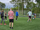 Laatste training S.K.N.W.K. JO7-1 (partijtje tegen de ouders) van maandag 27 mei 2024 (139/180)